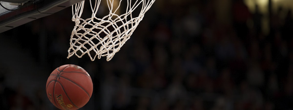 1xBET平台篮球NBA赛事直播，多角度镜头切换